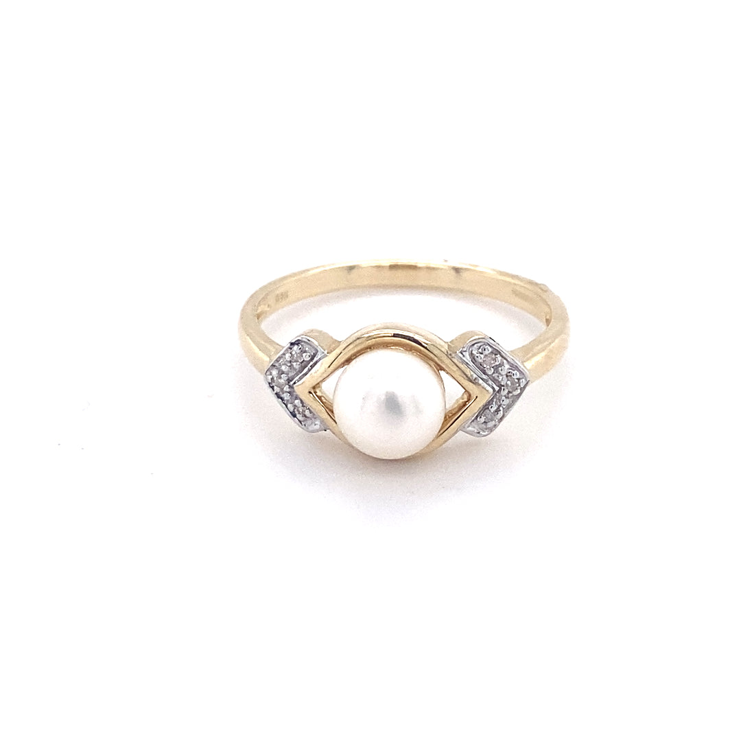 9kt Gold Pearl Ring with Diamonds