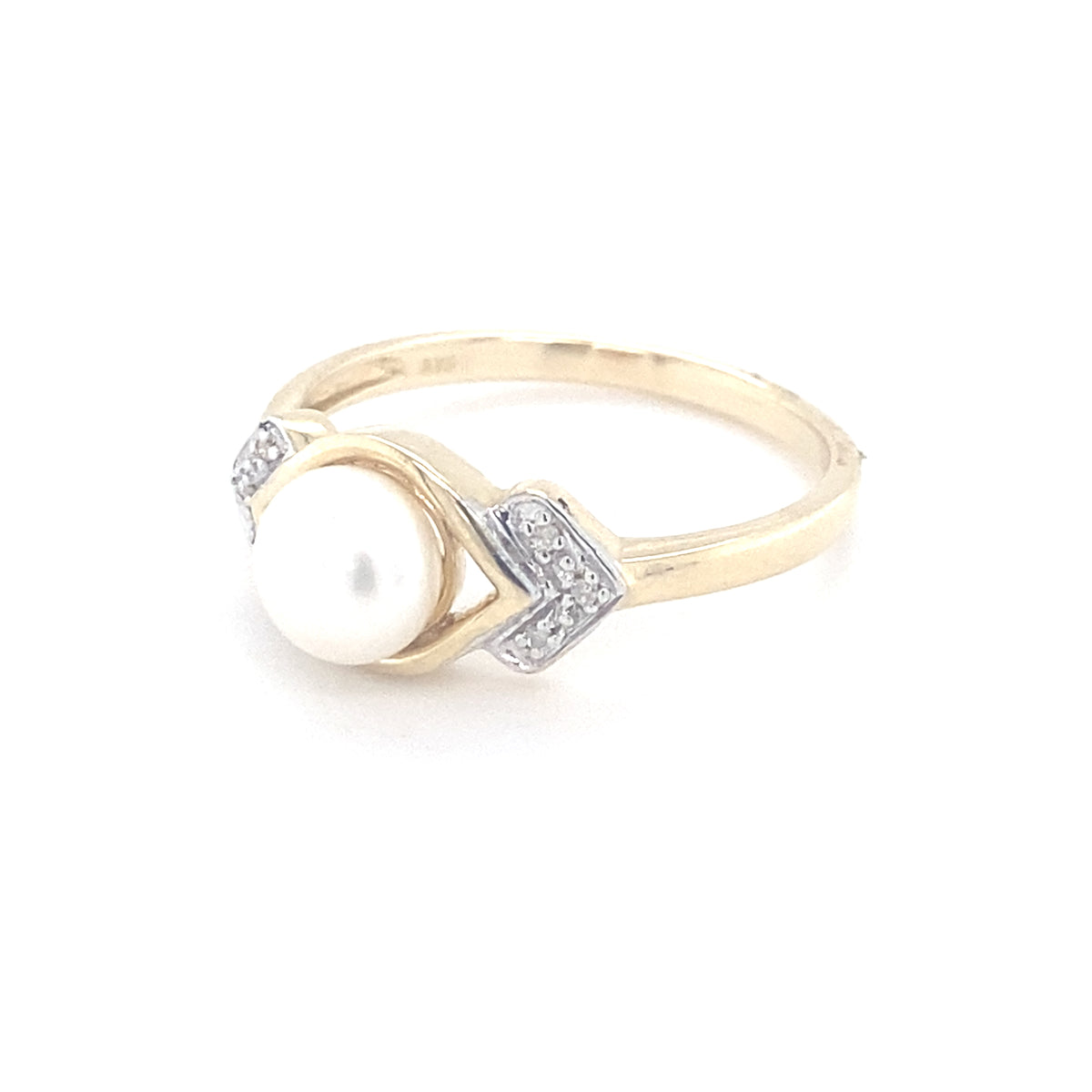 9kt Gold Pearl Ring with Diamonds