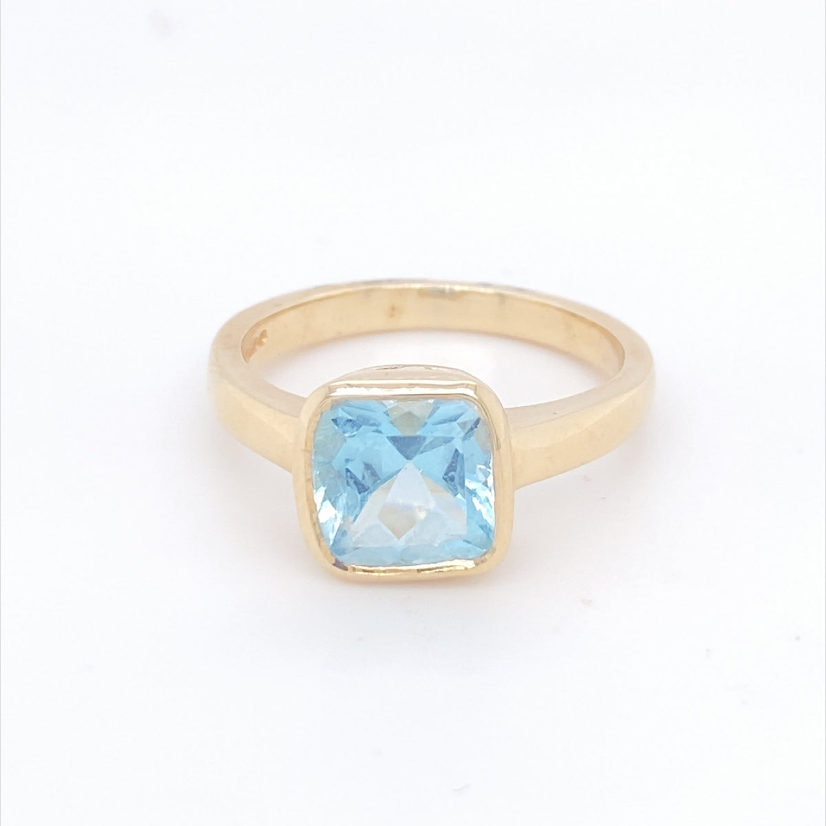 9kt Gold Blue Topaz Ring