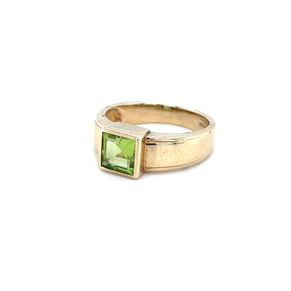 9kt Gold Peridot Ring