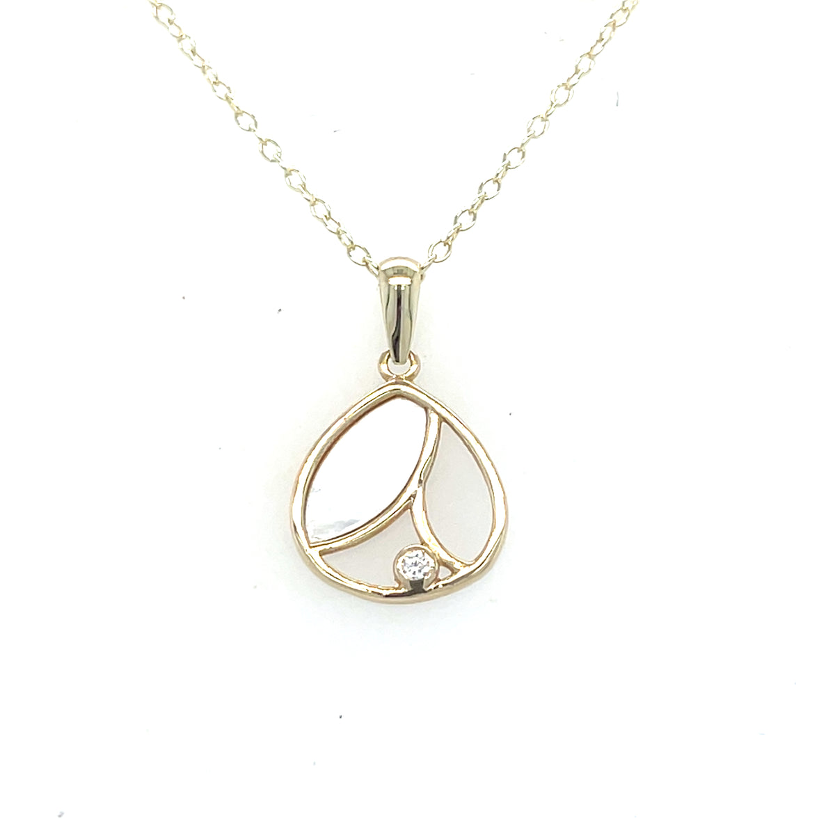 9kt Gold Pendant with Mother of Pearl