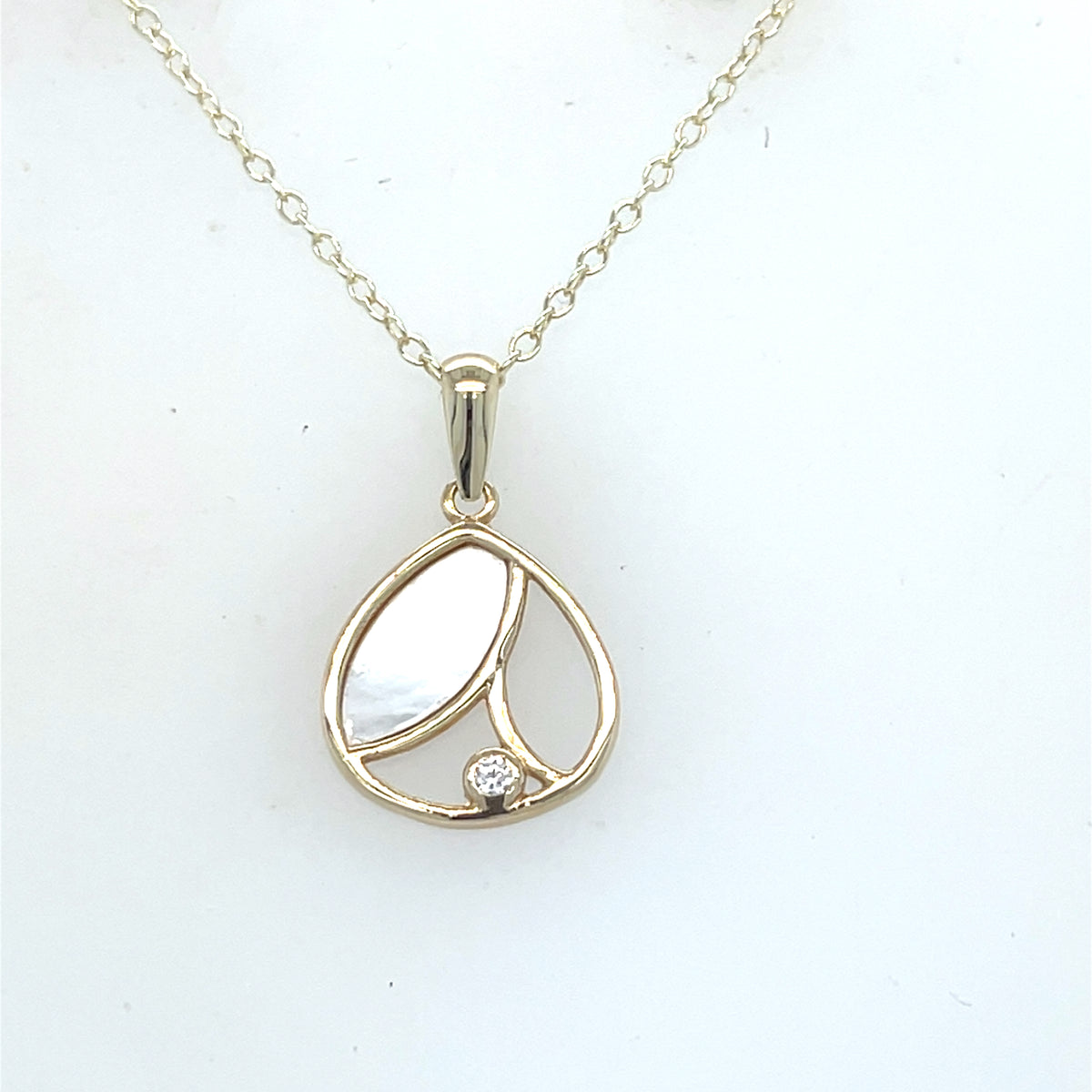 9kt Gold Pendant with Mother of Pearl