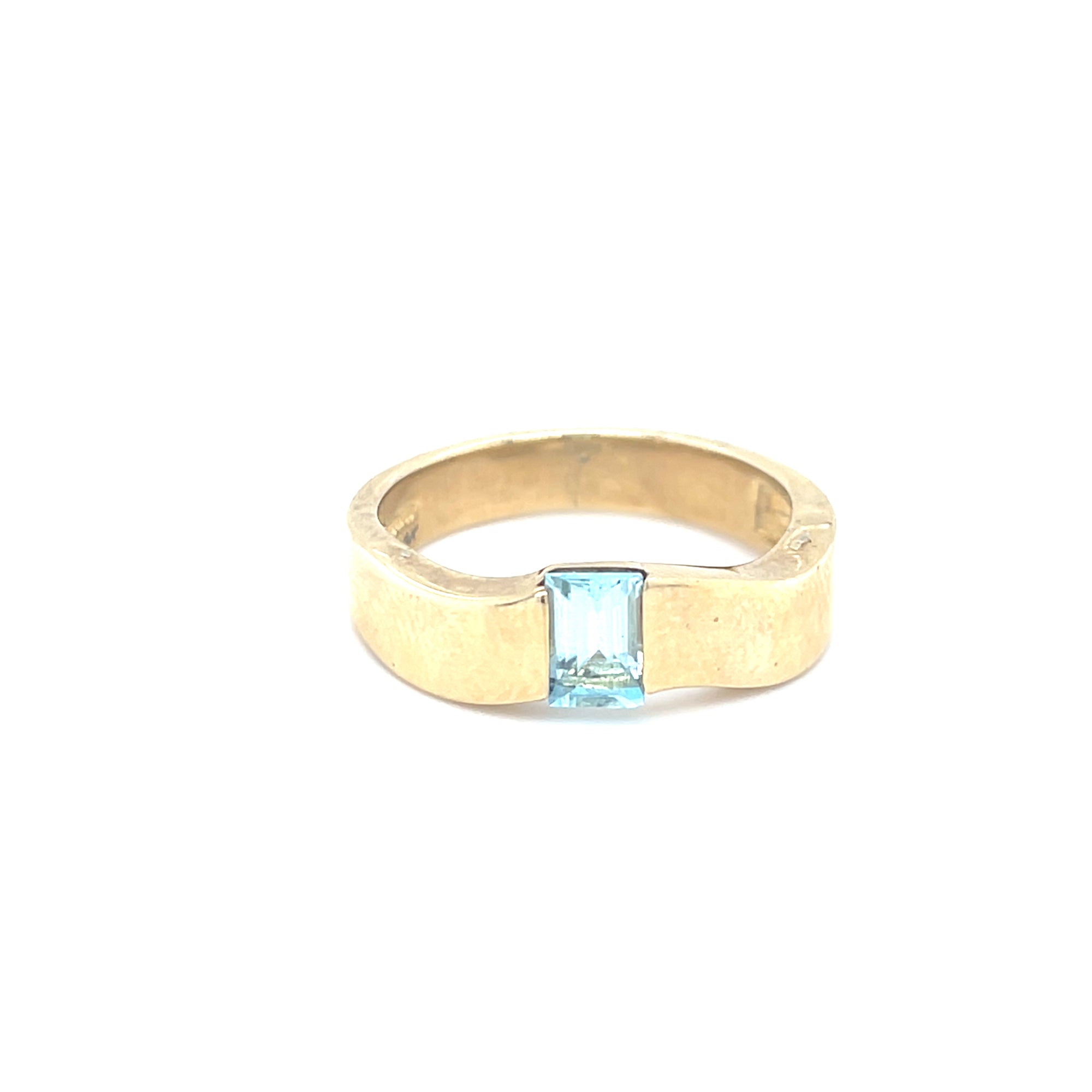9kt Gold Band with Aquamarine Stone
