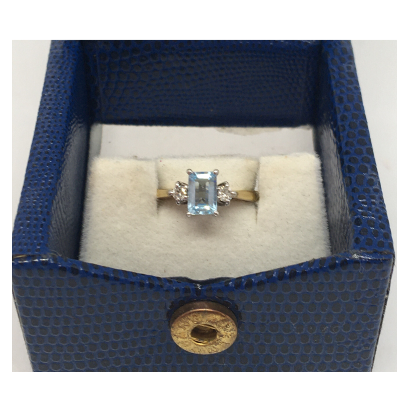 Aqua &amp; Diamonds in a White Gold Setting on a 9ct Gold Band