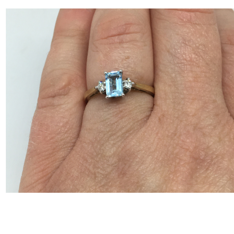 Aqua &amp; Diamonds in a White Gold Setting on a 9ct Gold Band