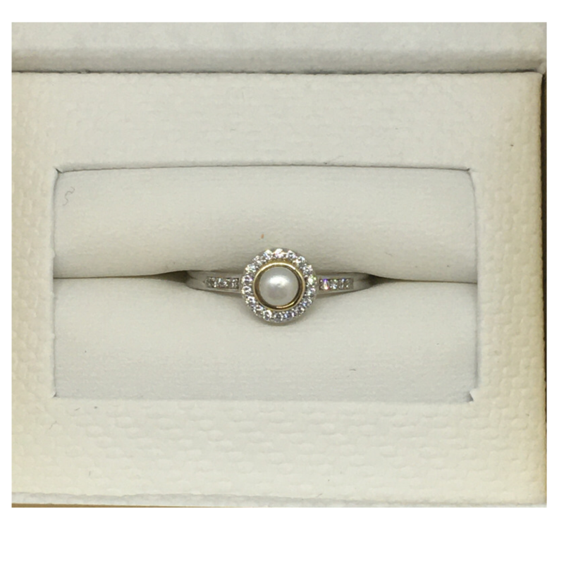 Sterling silver ring with pearl detail