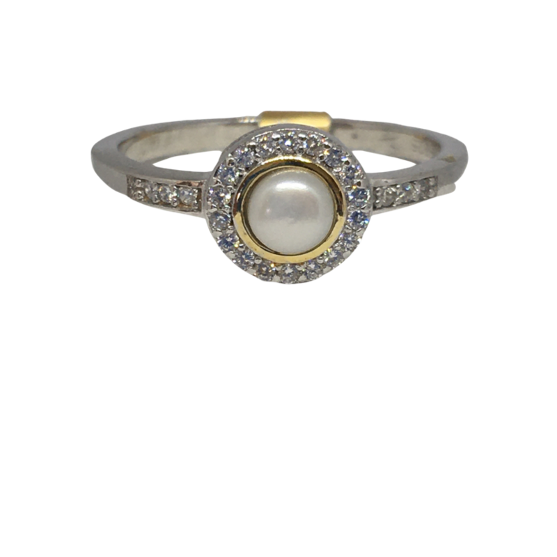 Sterling silver ring with pearl detail