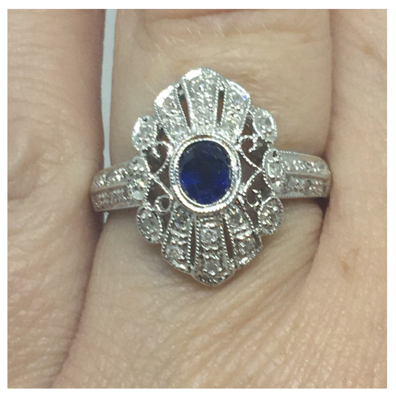 18kt White Gold Ring with Sapphire and Diamonds