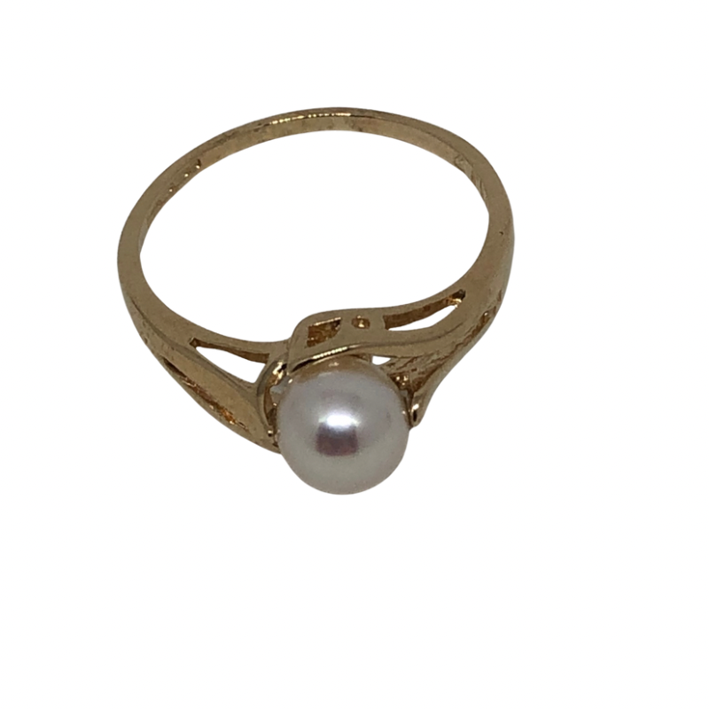 9kt Gold Ring with Cultured Pearl